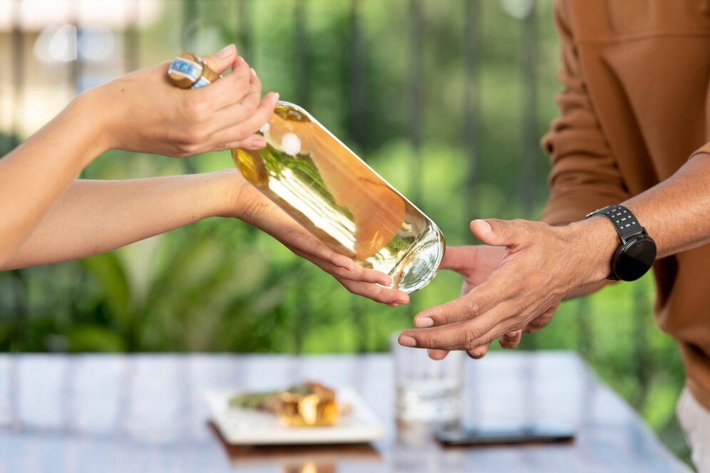 The Benefits of Choosing Reusable Glass Bottles Over Single-Use Plastic in Hotels
